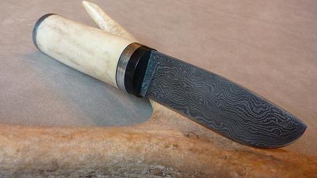 Couteau damas 15N20/o2, trempe à l'huile, manche en bois de cerf, intercalaires en acier et laiton, garde en corne de buffle