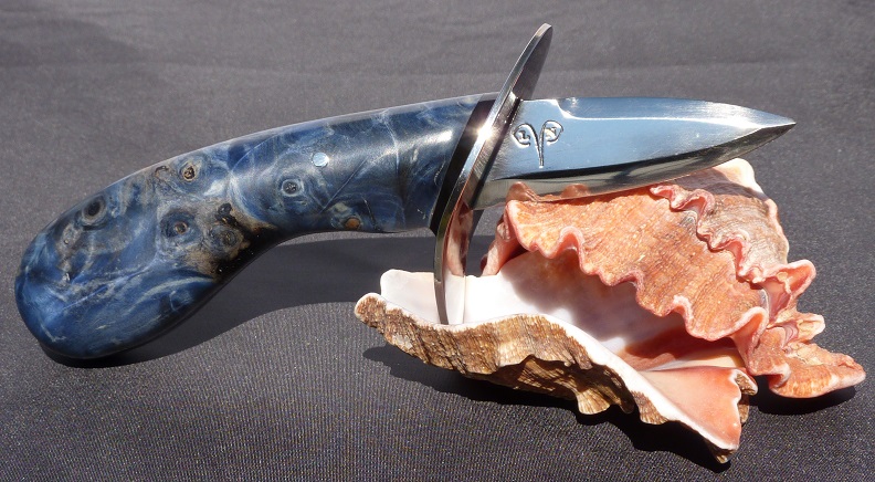 Couteau à huitres, lame en acier 100C6, garde en inox, manche en corne de buffle et loupe de marronnier stabilisé et teinté bleu.