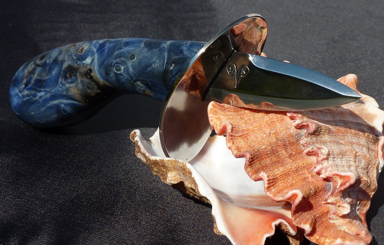 Couteau à huitres, lame en acier 100C6, garde en inox, manche en corne de buffle et loupe de marronnier stabilisé et teinté bleu.
